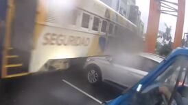 (Video) Carro se salvó por un pelito de que se lo llevara el tren en San Pedro