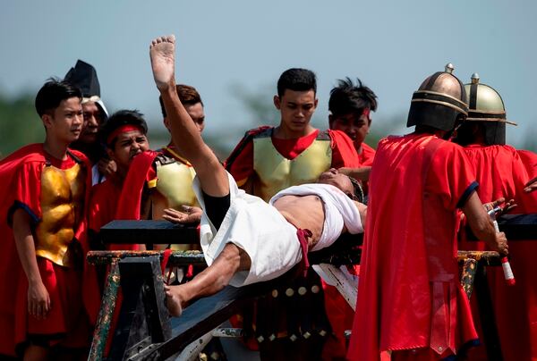 Resultado de imagen para sufrimiento extremo filipinos se flagelan y se crucifican de verdad
