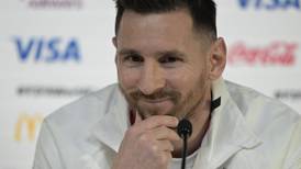 Video: Un aficionado recorrió 2 mil kilómetros para ver jugar a Messi, pero se llevó una decepción   