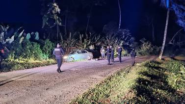 Atacan a balazos y dejan grave a un hombre que viajaba en un carro en Guápiles