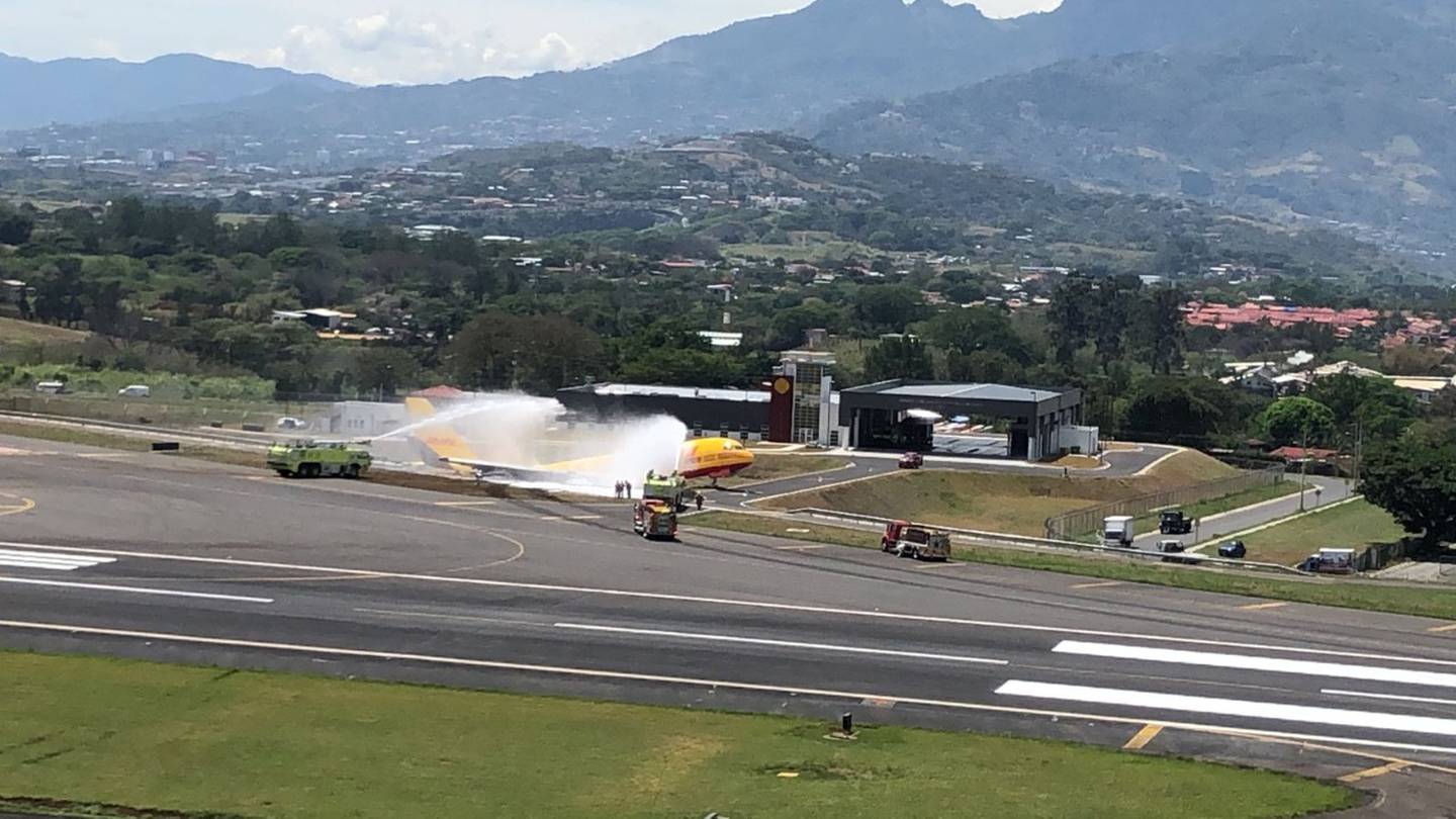 Avión de DHL accidentado en aeropuerto Juan Santamaría. Foto suministrada por Francisco Barrantes.
