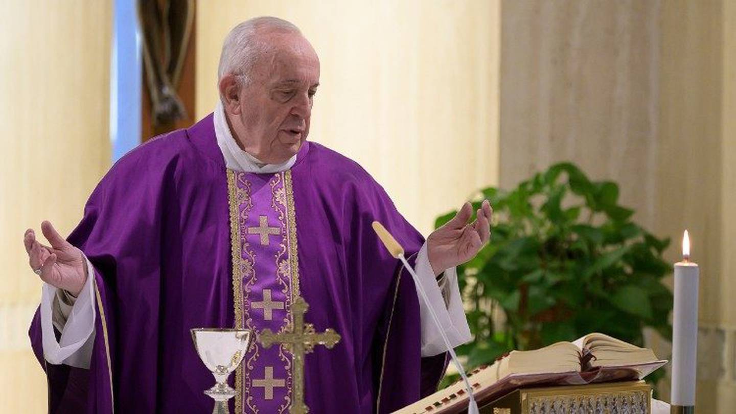 Solo dos veces en el año litúrgico (que inició este 2022 con la época de Adviento) los sacerdotes de todo el mundo pueden usar el color rosado en su vestimenta para celebrar misa. En la foto, el papa Francisco.