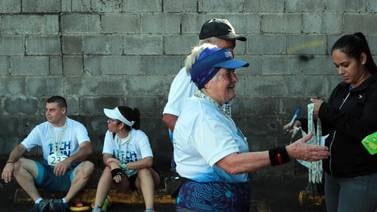 ¡Qué ejemplo! Señorona de 71 años se echó carrera de cinco kilómetros en Zapote