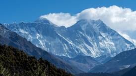 El monte Everest “creció” casi un metro