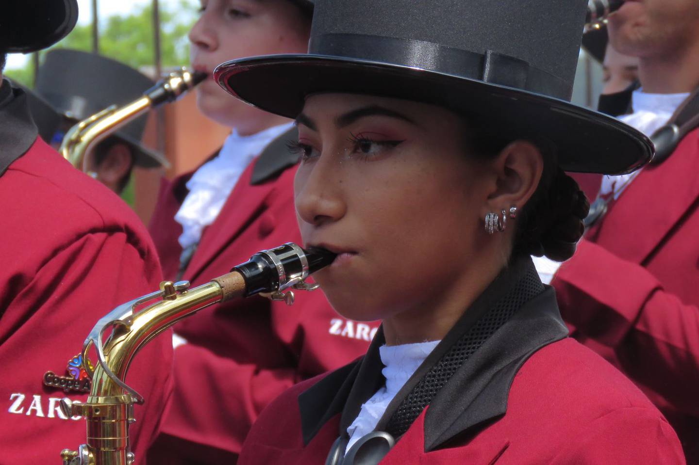 Sofía (19 años) e Indira (22 años) Leal Mora viven en barrio Panamá, en Santa Cruz de Guanacaste. Ambas están en la sección de vientos de la Banda de Zarcero, Sofía toca la flauta transversal e Indira el saxofón alto.