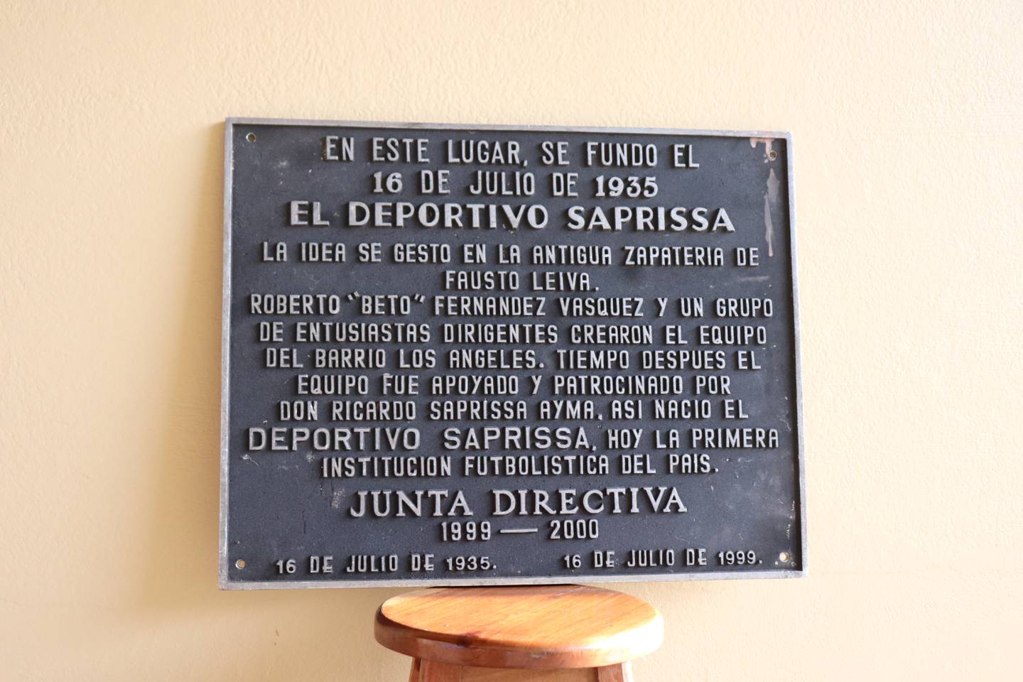 La placa que certifica la fundación del Saprissa la cuida un familiar en su casa en San José.