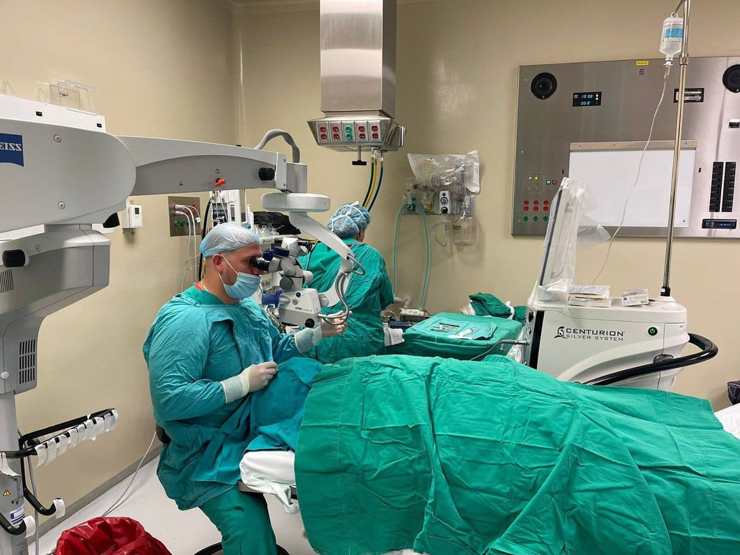 Dos equipos de la Clínica Oftalmológica de la Caja Costarricense de Seguro Social (CCSS) se trasladaron al hospital de Guápiles (Pococí, Limón) con el propósito de realizar durante esta semana 200 cirugías de catarata en ojos