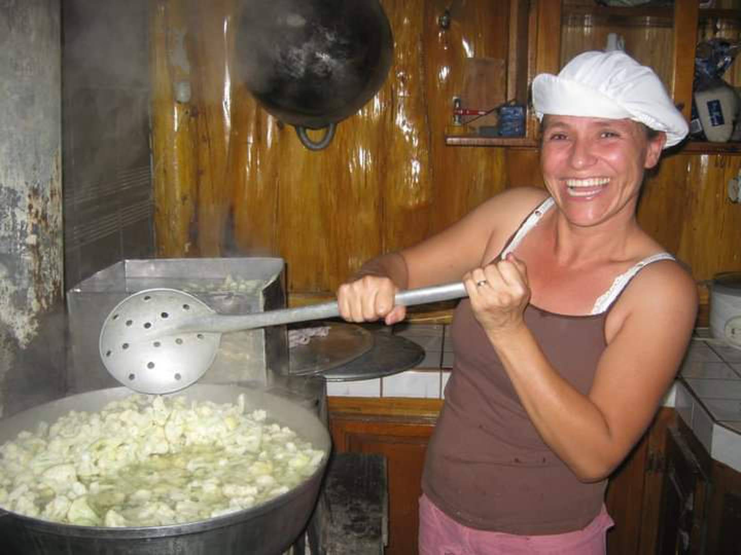 Doña Mirley Fernández González, quien tiene 55 años, comenzó en el 2009 a producir ella solita las chileras Pican-Ticas que ahora se venden hasta en supermercados