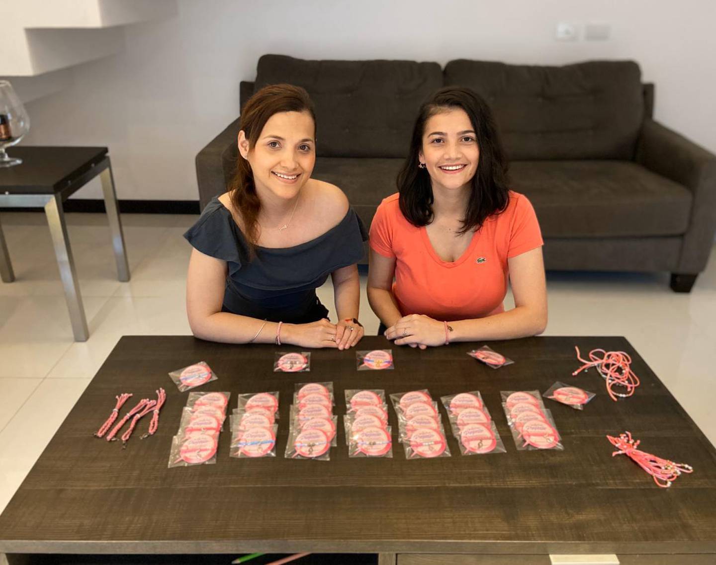 Itzel Segura Segura, odontóloga y Kimberly Chacón Rodríguez, instructora física, crearon “Pulseras con propósito” para ayudar a quienes luchan contra el cáncer de mama. En la foto, Itzel de gris y Kimberly de anaranjado.