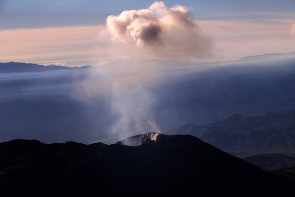El Turrialba lanzó ceniza a 300 metros este martes 9 de enero. El lunes 8 de enero la lanzó a 800 metros. Foto John Duran.