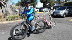 Ciclista de Hatillo protesta por las muertes en carretera con la “Flaca Catrina” 
