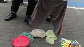 Vendedor ambulante vendía mangos que estaban envueltos en pantaloneta sucia