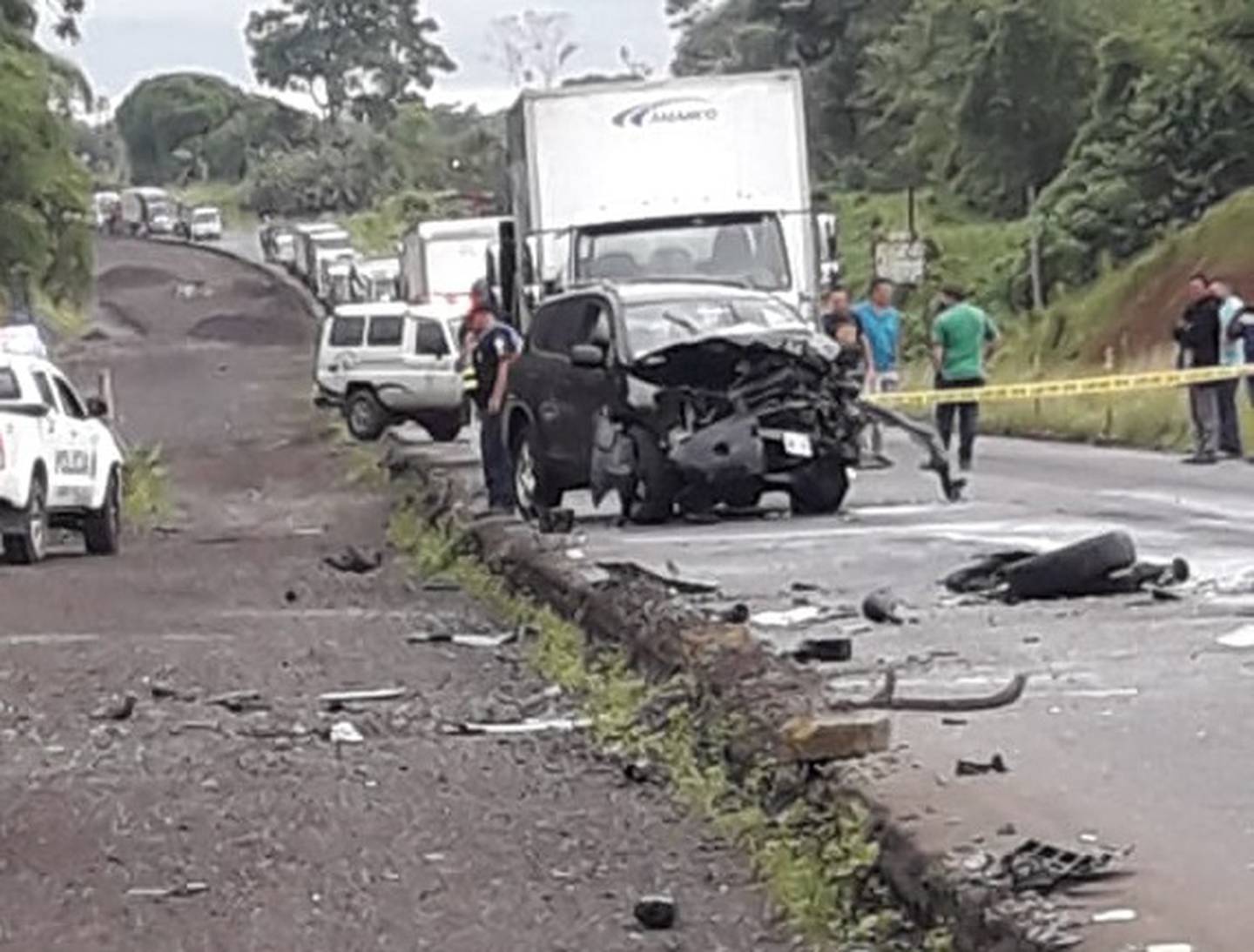 Triple colisión en Guácimo deja como saldo un fallecido y cuatro heridos. Foto suministrada por Reyner Montero.