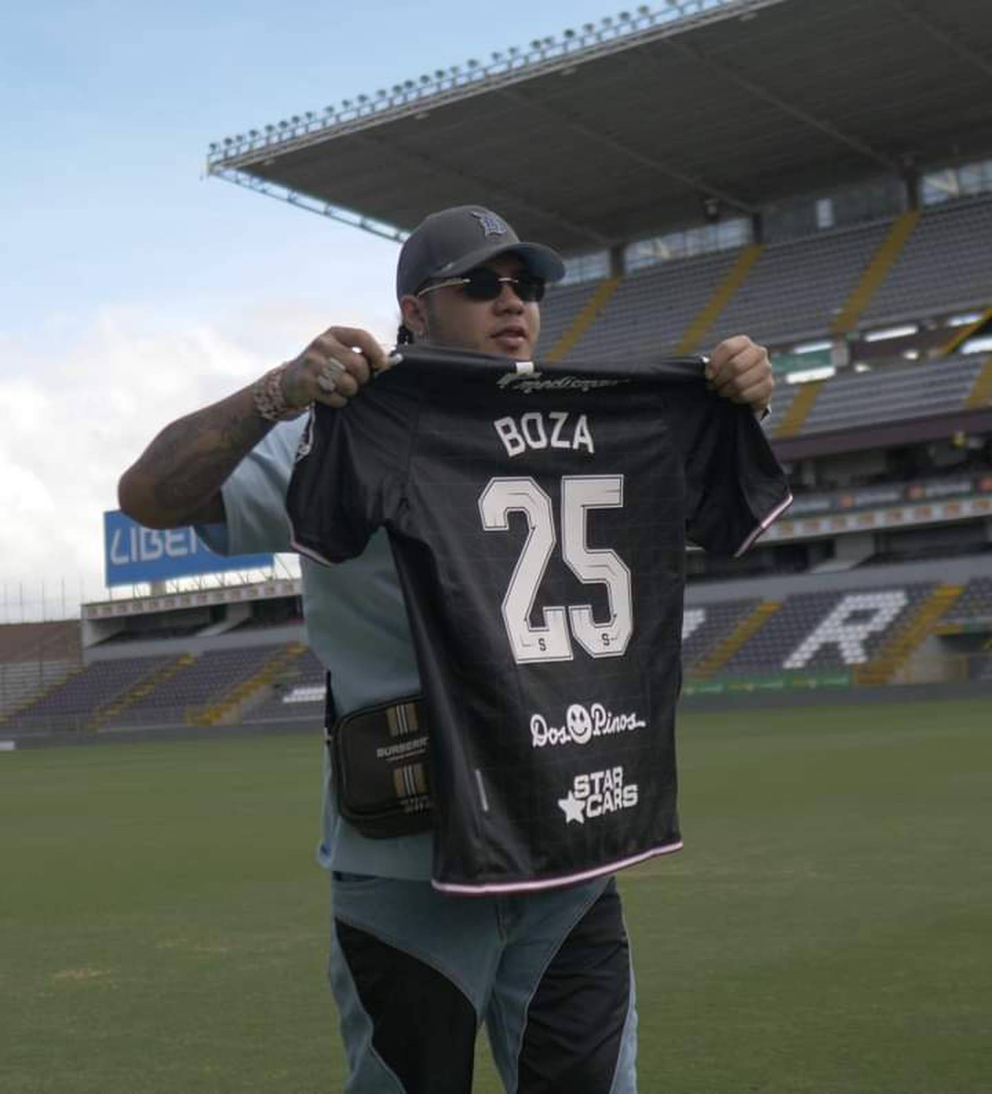 Cantante Boza posó con la camiseta de Saprissa  y Alajuelense en el mismo día