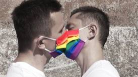 Mundo Picante: Pareja gay polaca reparte mascarillas de arcoíris