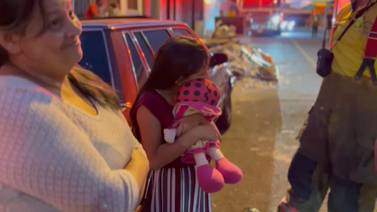 Vea el gran gesto con el que bomberos alegraron a niña que perdió a su muñequita preferida en incendio