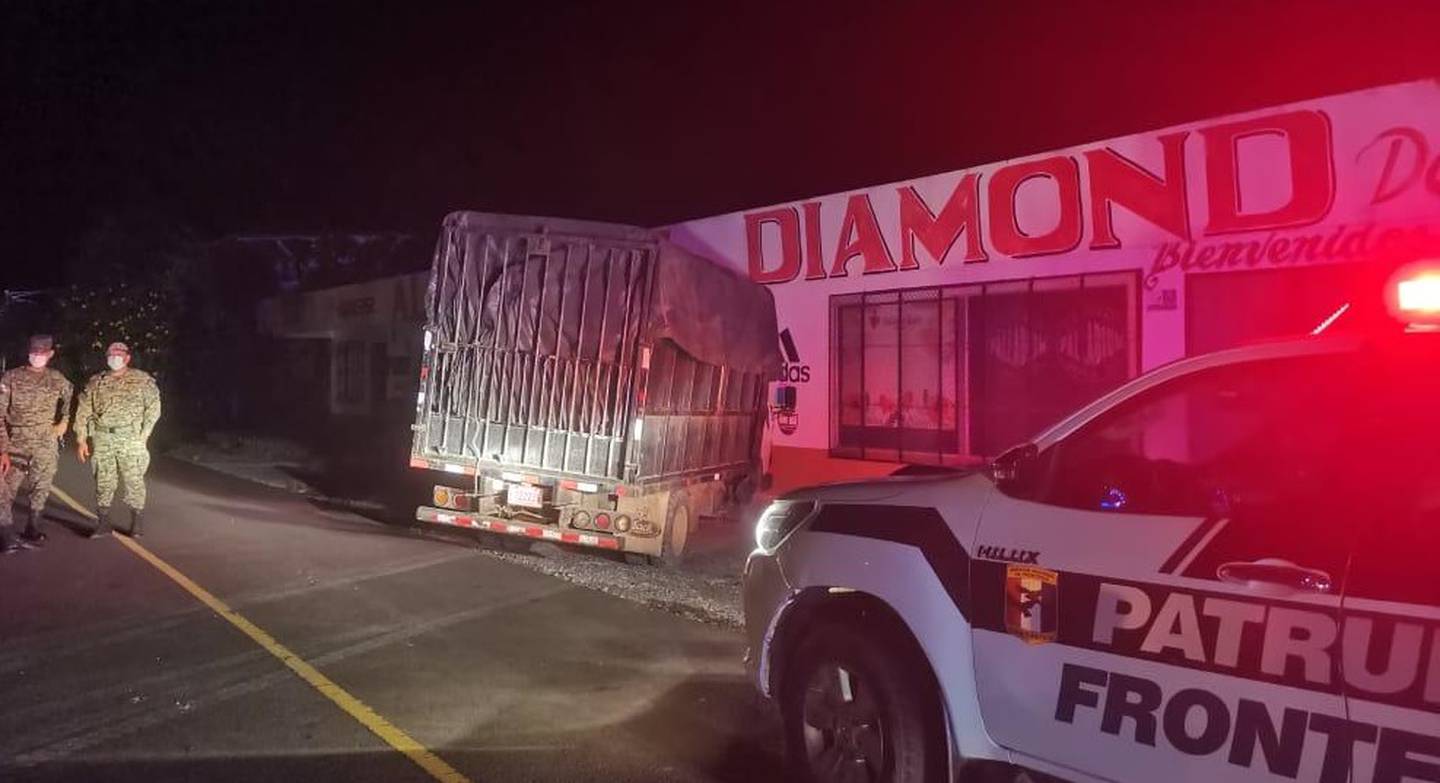 camión tico es decomisado en Panamá con millonaria carga de licores. Foto Senafront.