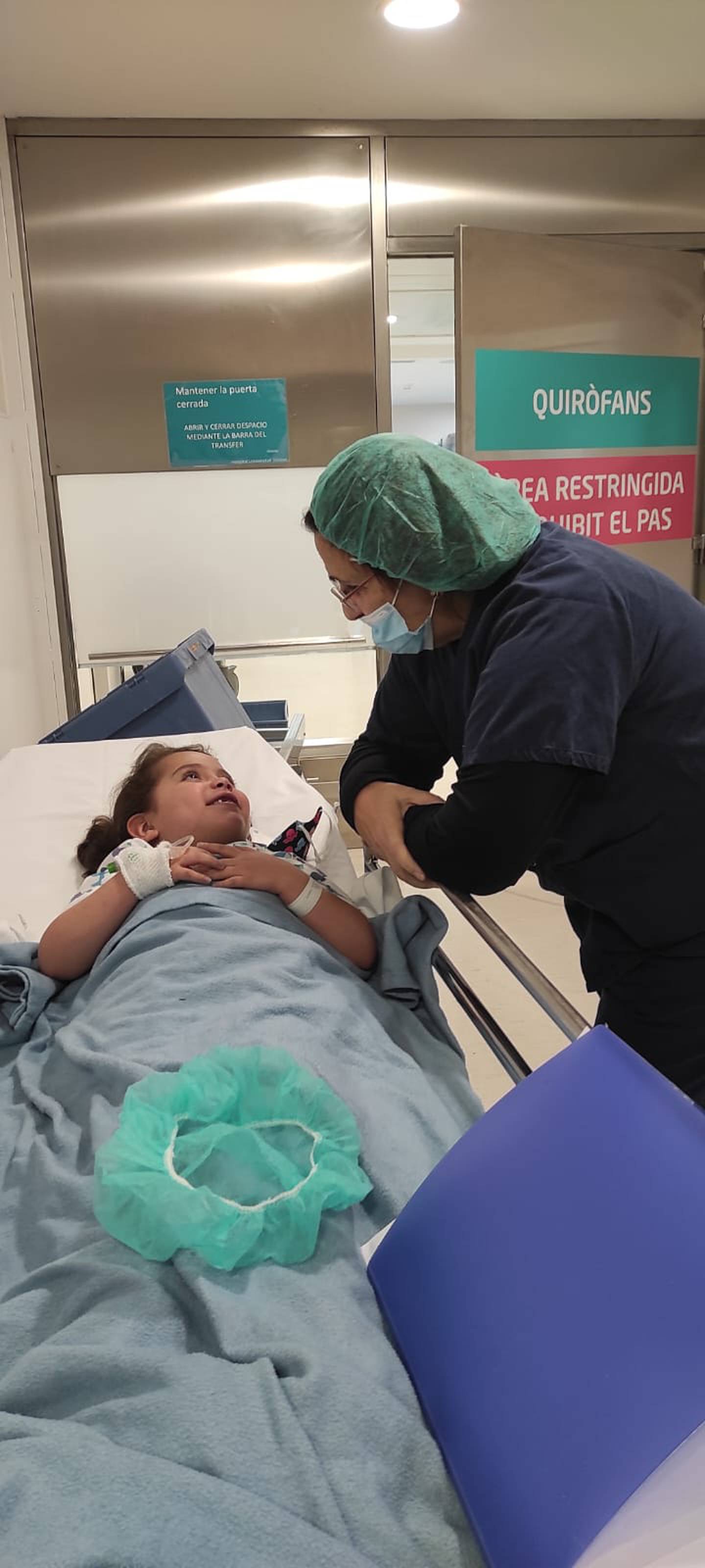 Génesis Sofía Reyes Sánchez fue operada en España hace 22 días. En la foto, Génesis conversa con la doctora Teresa de la Torre antes de la operación.