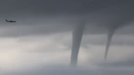 (Video) ¡Qué sustote! Piloto de avión se capeó tres tornados para poder aterrizar