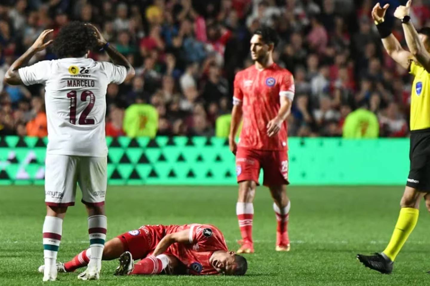 El jugador Luciano Sánchez sufrió una terrible lesión durante un juego entre Argentinos Junior y Fluminense, por la Copa Libertadores. Twitter.
