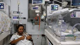 Bebe de 24 semanas lucha por sobrevivir en el hospital San Juan de Dios
