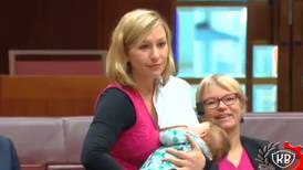 Senadora australiana amamanta a su bebé en media sesión parlamentaria
