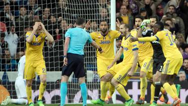 Policía inglesa le da protección al árbitro del juego entre el Real Madrid y la Juventus