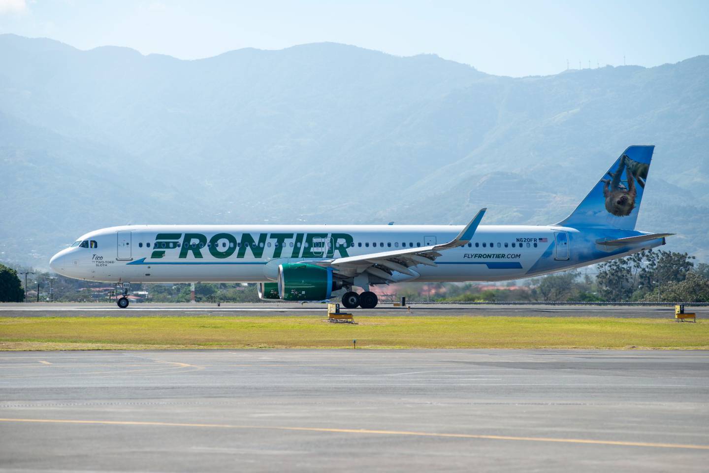 El avión decorado en su cola con la imagen de “Tico” el perezoso de dos dedos, perteneciente a la aerolínea de ultra-bajo costo Frontier Airlines aterrizó el 22 de enero del 2024, en Costa Rica proveniente de Atlanta, Estados Unidos