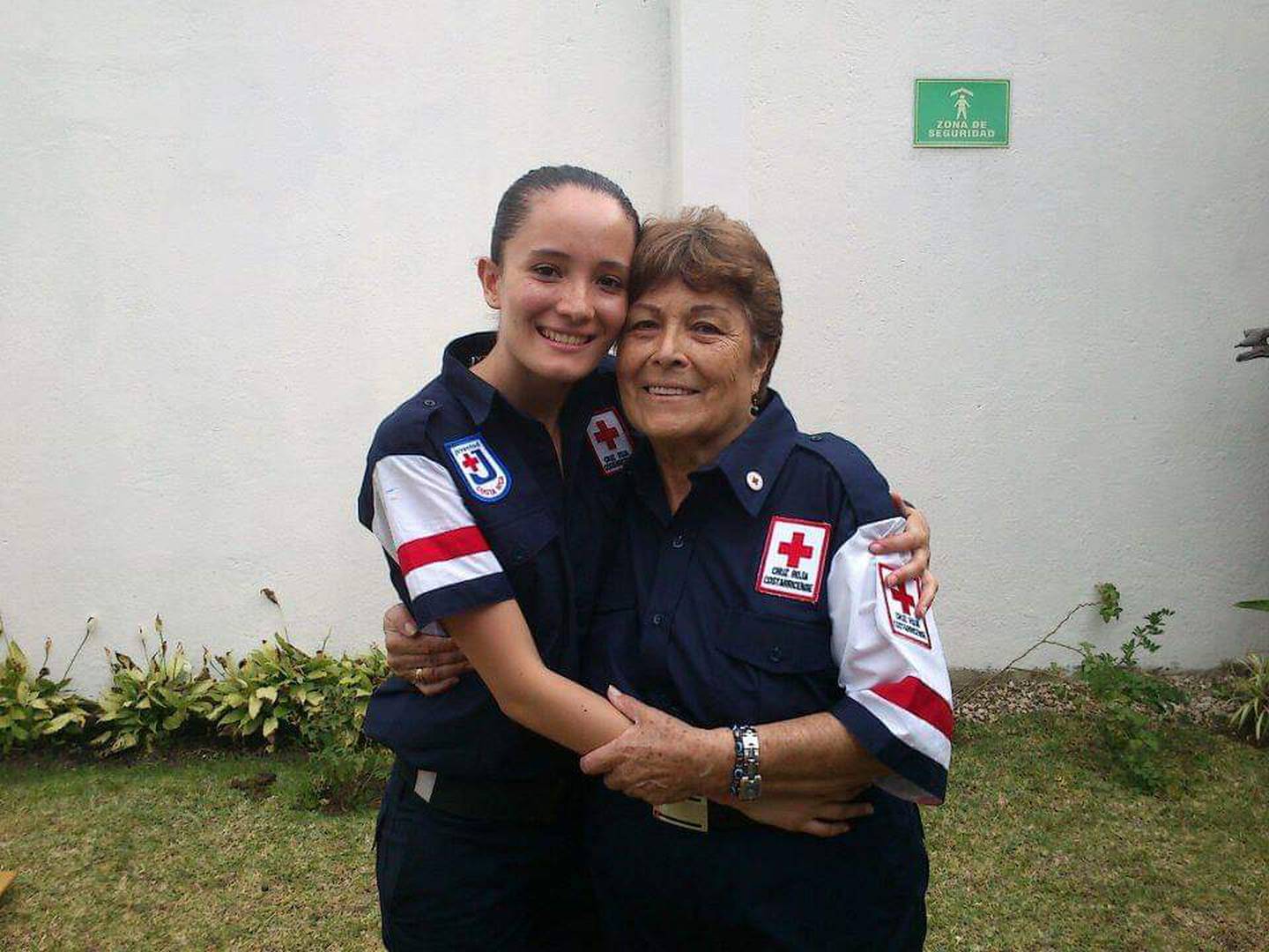 Dyanne Marenco González, cruzrojista voluintaria desde los 15 años, es la primera mujer, en los 136 años que tiene de existir en Costa Rica la Cruz Roja, que es nombrada presidenta de la institución. En la foto con doña Betty Trejos Guerrero, la abuelita quien también es voluntaria