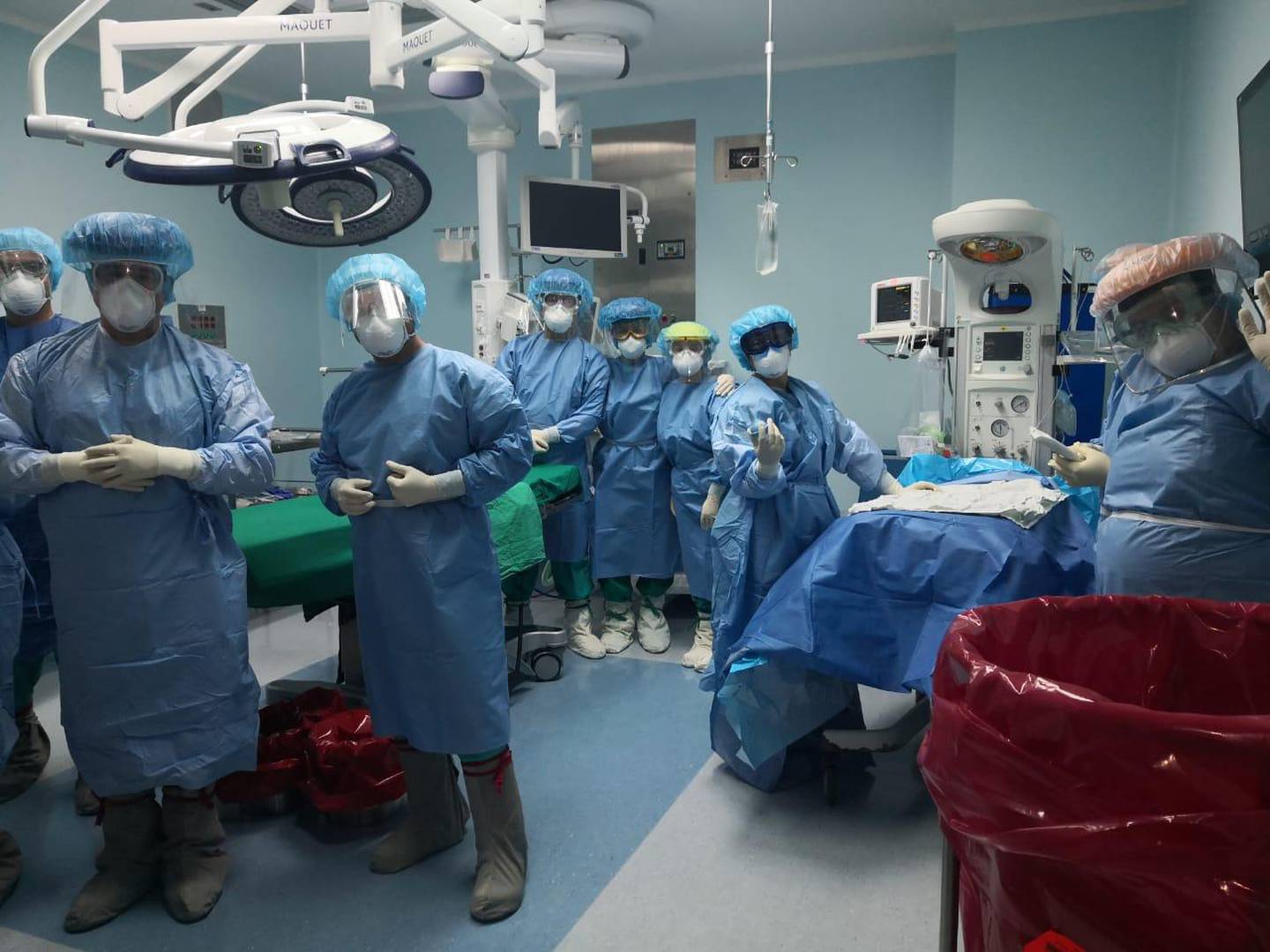 Parte del equipo del Hospital San Juan de Dios que atendió el primer parto de una mujer embarazada contagiada de covid-19. Foto cortesía CCSS.