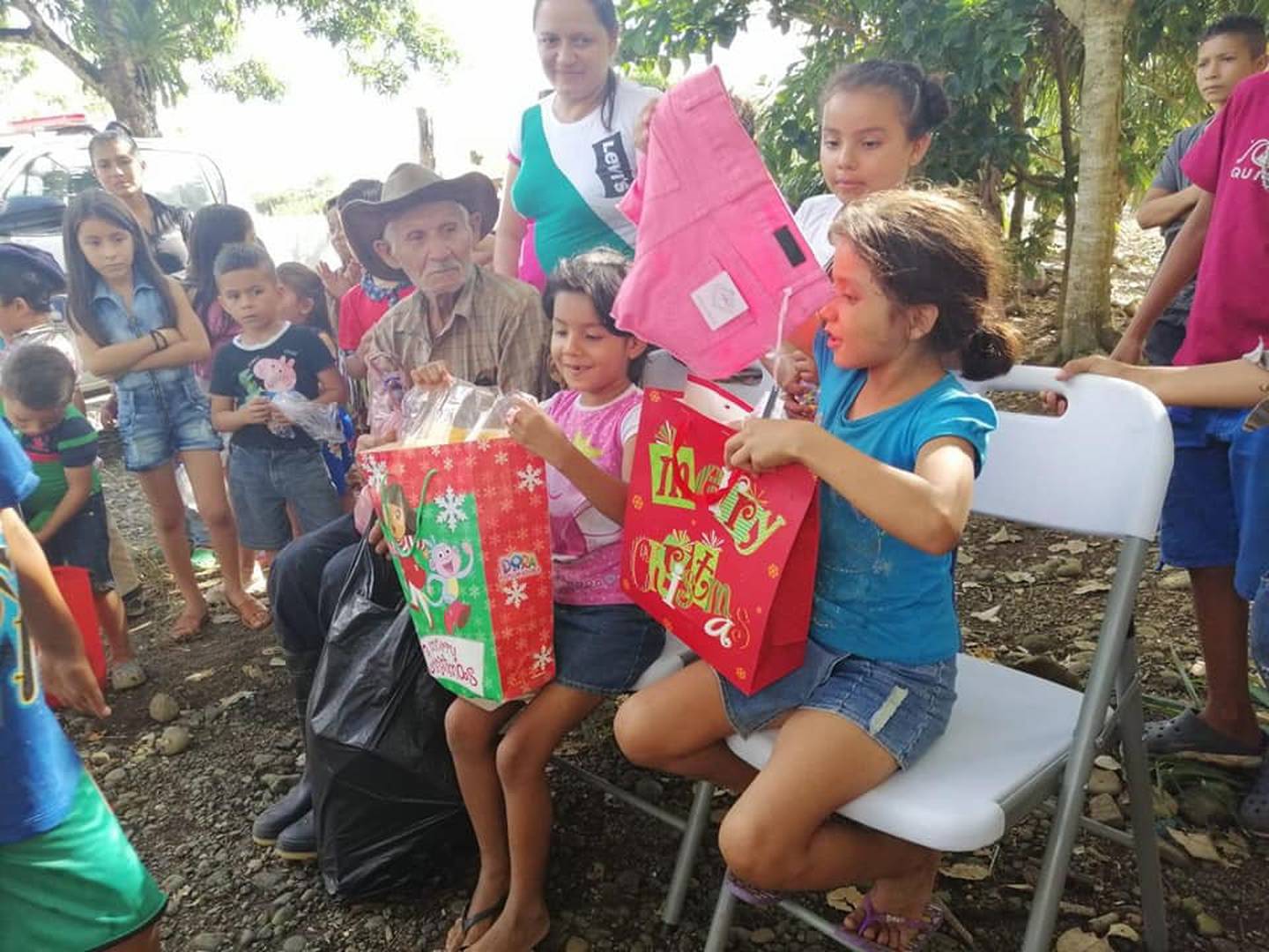 Oficiales de la Fuerza Pública de Upala organizan fiesta para ayudar a familia de escazos recursos en Upala. Foto MSP.