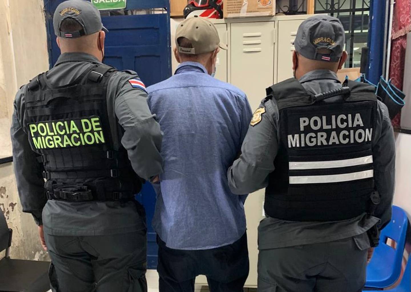Detienen en Paso Canoas a chino de apellido Li que intentó sobornar a oficiales. Foto Migración.
