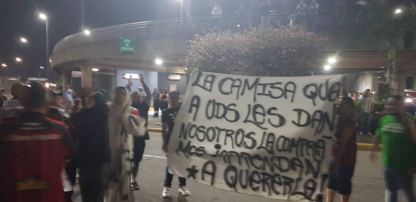 Aficionados de Alajuelense recibieron con pancartas en las afueras del aeropuerto Juan Santamaría al cuadro manudo con fuertes mensajes en mantas. Foto: Fanny Tayver
