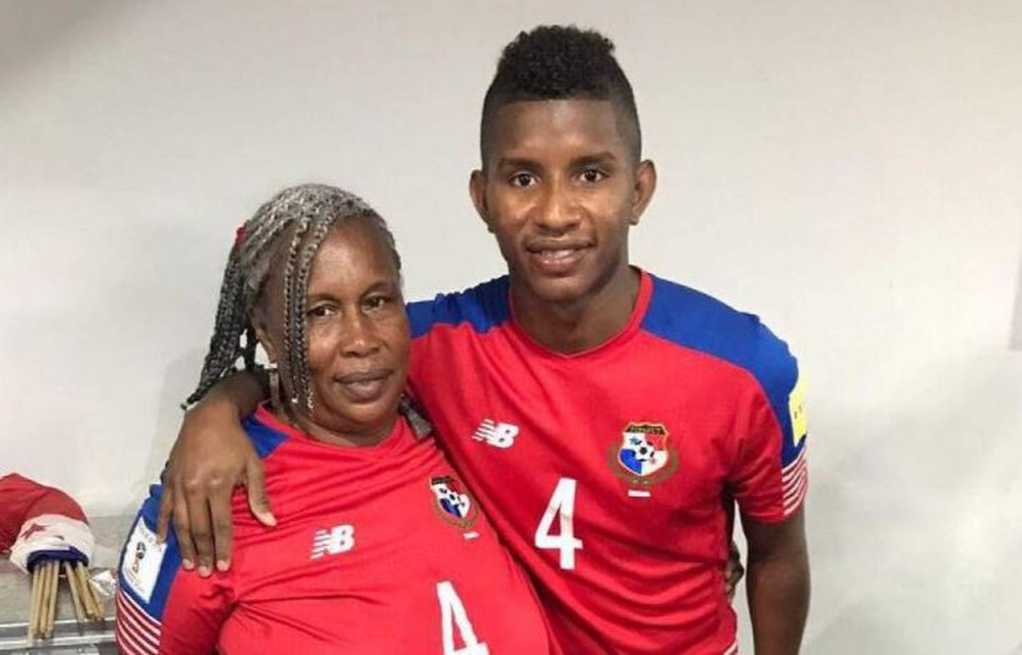 El jugador del Deportivo Saprissa, Fidel Escobar y su mamá. Twitter.