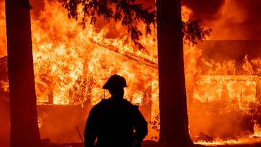Incendio gigantestco en California crea su propios vientos y rayos 