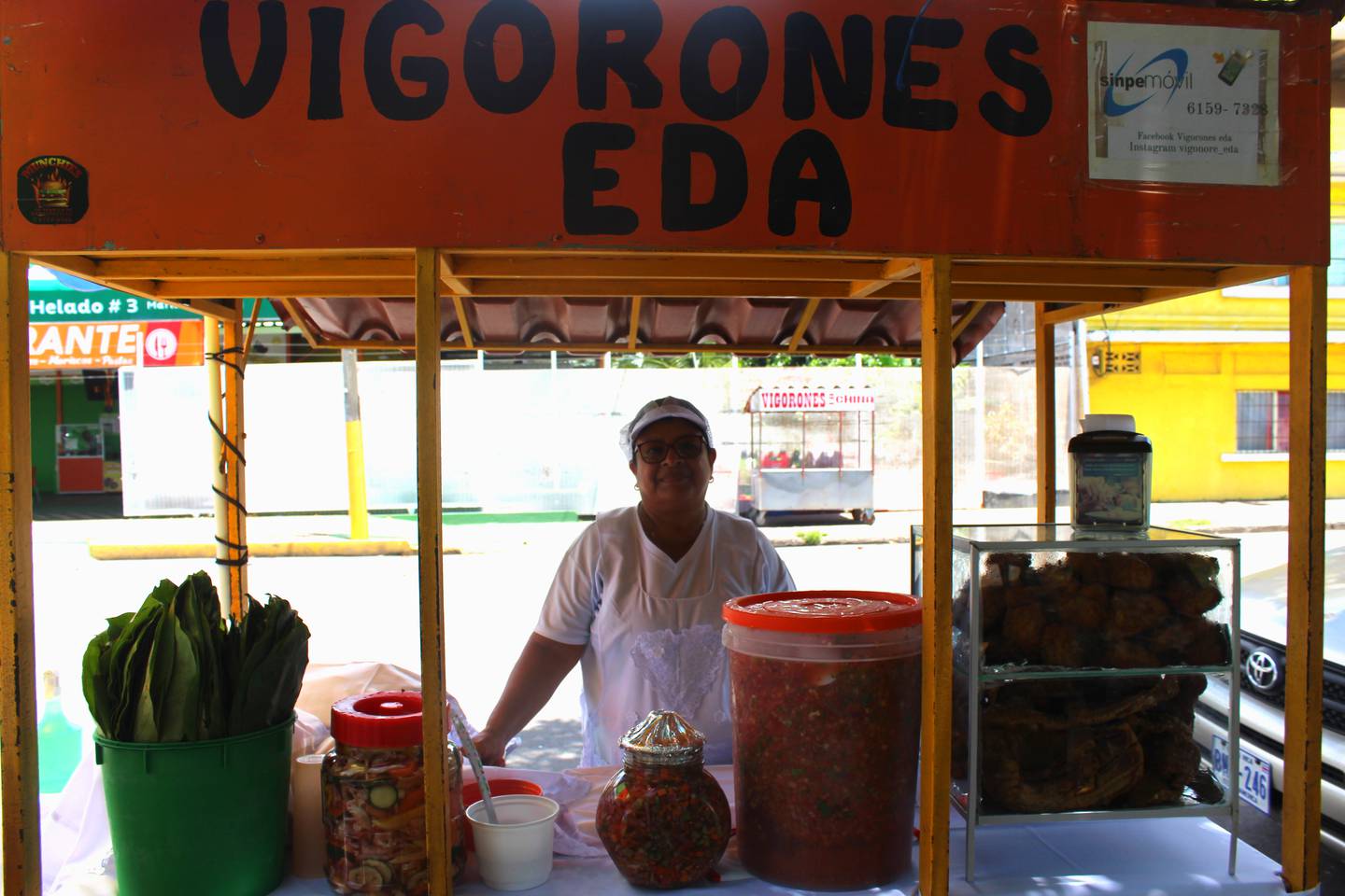 Eda Soto, oriunda de Puntarenas, tiene su puesto de vigorones desde 1994.