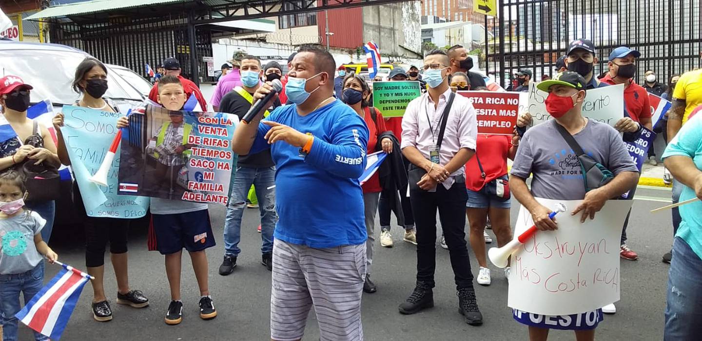 Los vendedores de tiempos no autorizados por la Junta de Protección Social (JPS) se manifestaron este 11 de marzo con una marcha en la cual confirmaron: “queremos ser legales, pagar impuestos y cotizar para la Caja”.