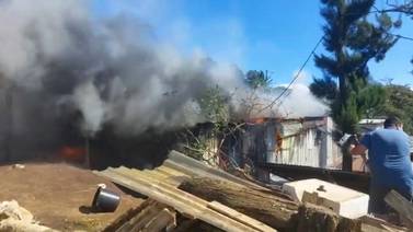 Videos: Voraz incendio en precario deja a 14  familias sin casa en Navidad 