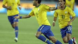 Dani Alves se lesiona rodilla y asusta a brasileños