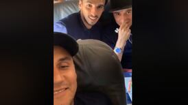 (Video) Keylor Navas y Bryan Ruiz bromean con el primer viaje en avión del jugador José Mora