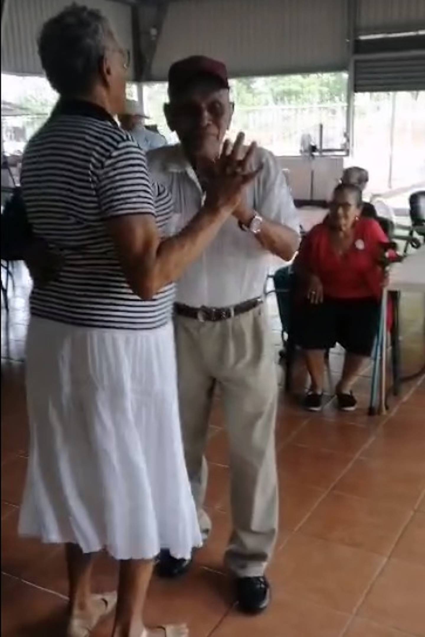 Don José Flores Flores celebró ese 11 de julio sus 116 años de edad. Es el costarricense de mayor edad con vida y como buen tico cuando le pusieron música se tiró a pista y terminó bailando con 8 mujeres en menos de 4 minutos