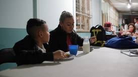 (Video) Comedores en coles nocturnos son parte de la receta para que los alumnos sigan en las aulas