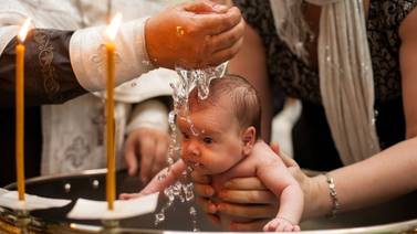 ¿Sabía que puede bautizar a su hijo sin padrinos?