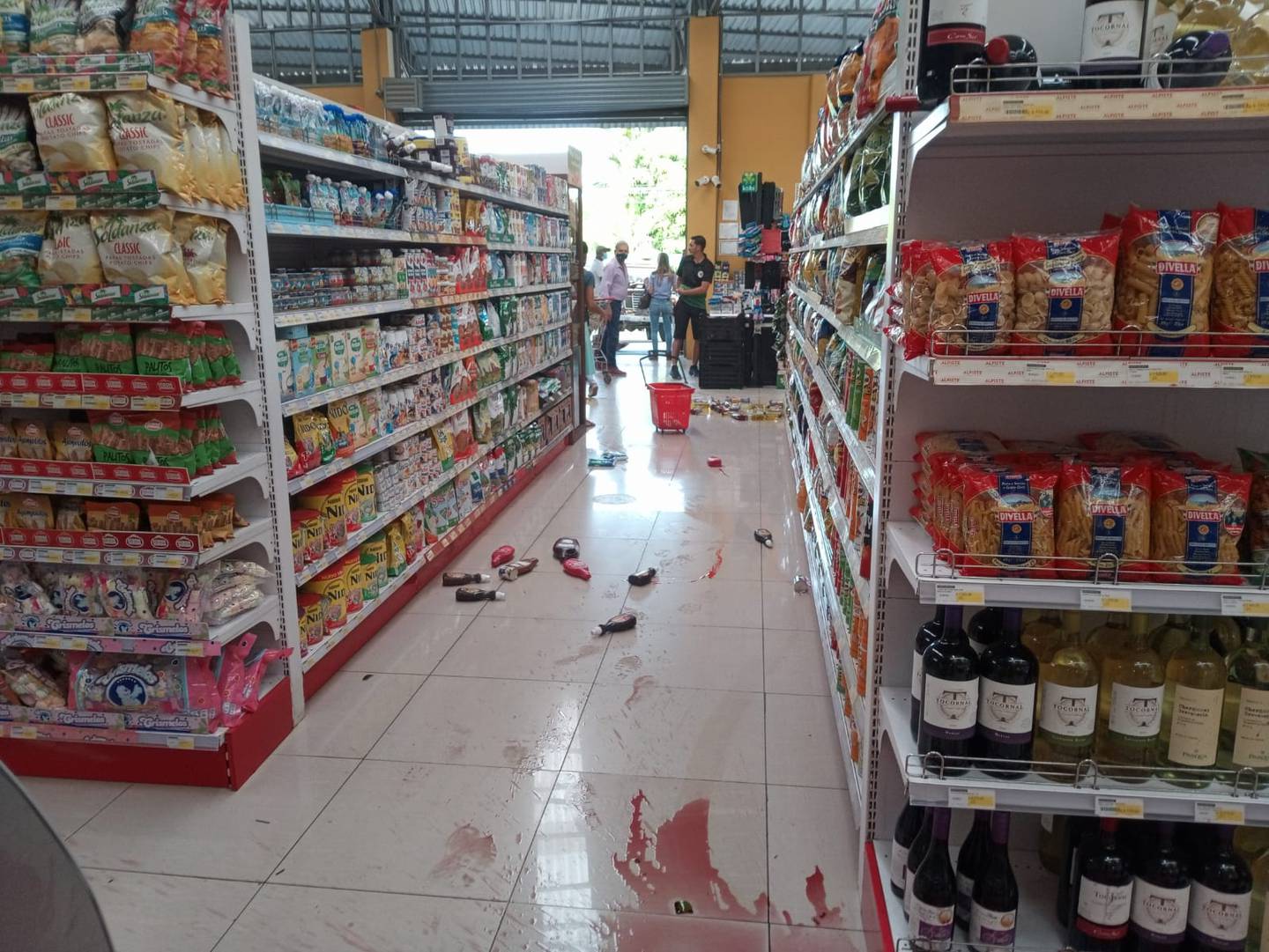 Daños causados por sismo en el comercio Super Negro, en la entrada a Puerto Viejo de Limón. Foto cortesía.
