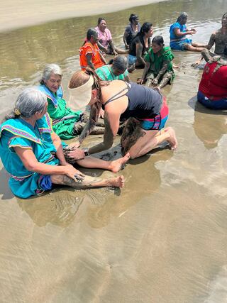 treinta y dos adultos mayores del territorio indígena de La Casona, en Coto Brus, pudieron disfrutar de un día en la playa, algunos de ellos por primera vez en su vida. El viaje fue a playa Uvita