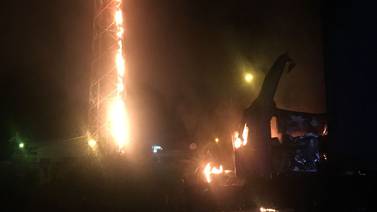 (Videos) Manifestantes le prenden fuego a cabezal y antena de comunicación en Limón