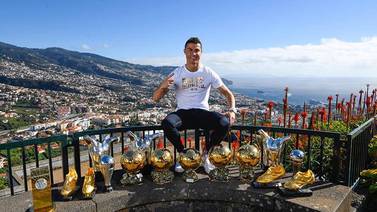 Cristiano Ronaldo raja con sus trofeos personales