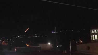 Incendio en Pico Blanco se atenderá hasta este miércoles por seguridad de los bomberos