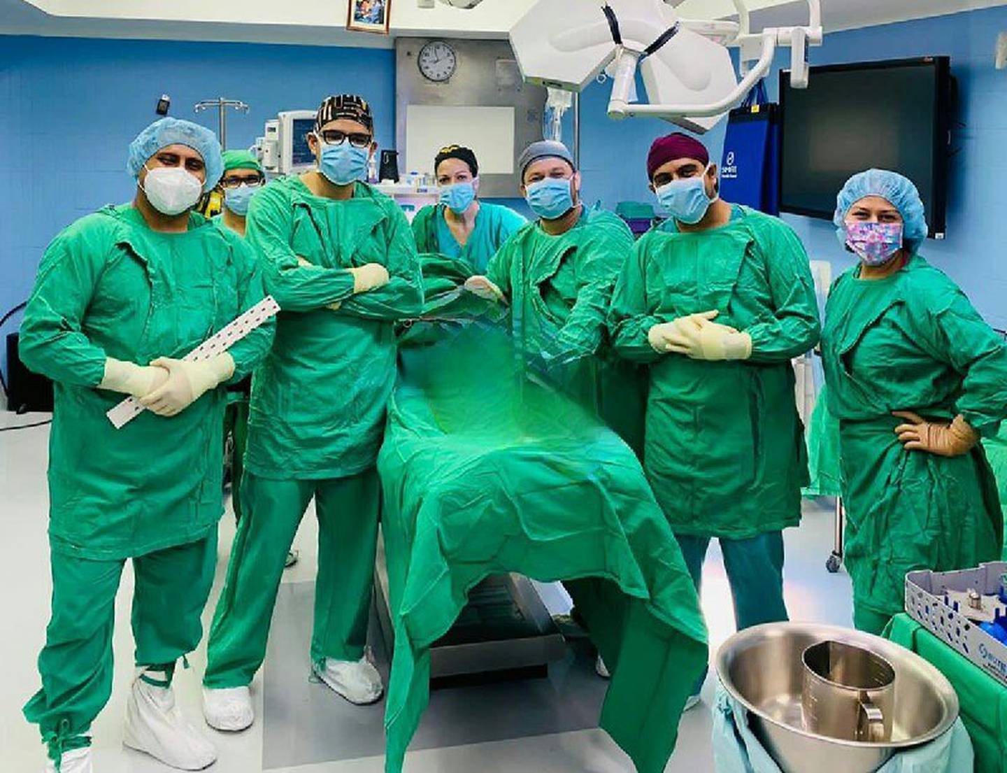 En el hospital Monseñor Sanabria de la Caja Costarricense de Seguro Social (CCSS), el equipo de ortopedistas logró llevar a cabo una cirugía novedosa utilizando la hemiprótesis bipolar para el reemplazo de cadera de una paciente