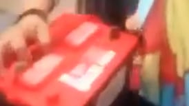 (Video) Mujer intenta robarse dos baterías de carro escondidas en la cobija de su bebé